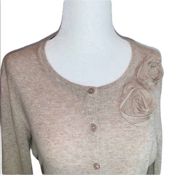 𝅺Beige Button Front Cotton Cardigan Sweater Flower Details Size S/M - Picture 2 of 8